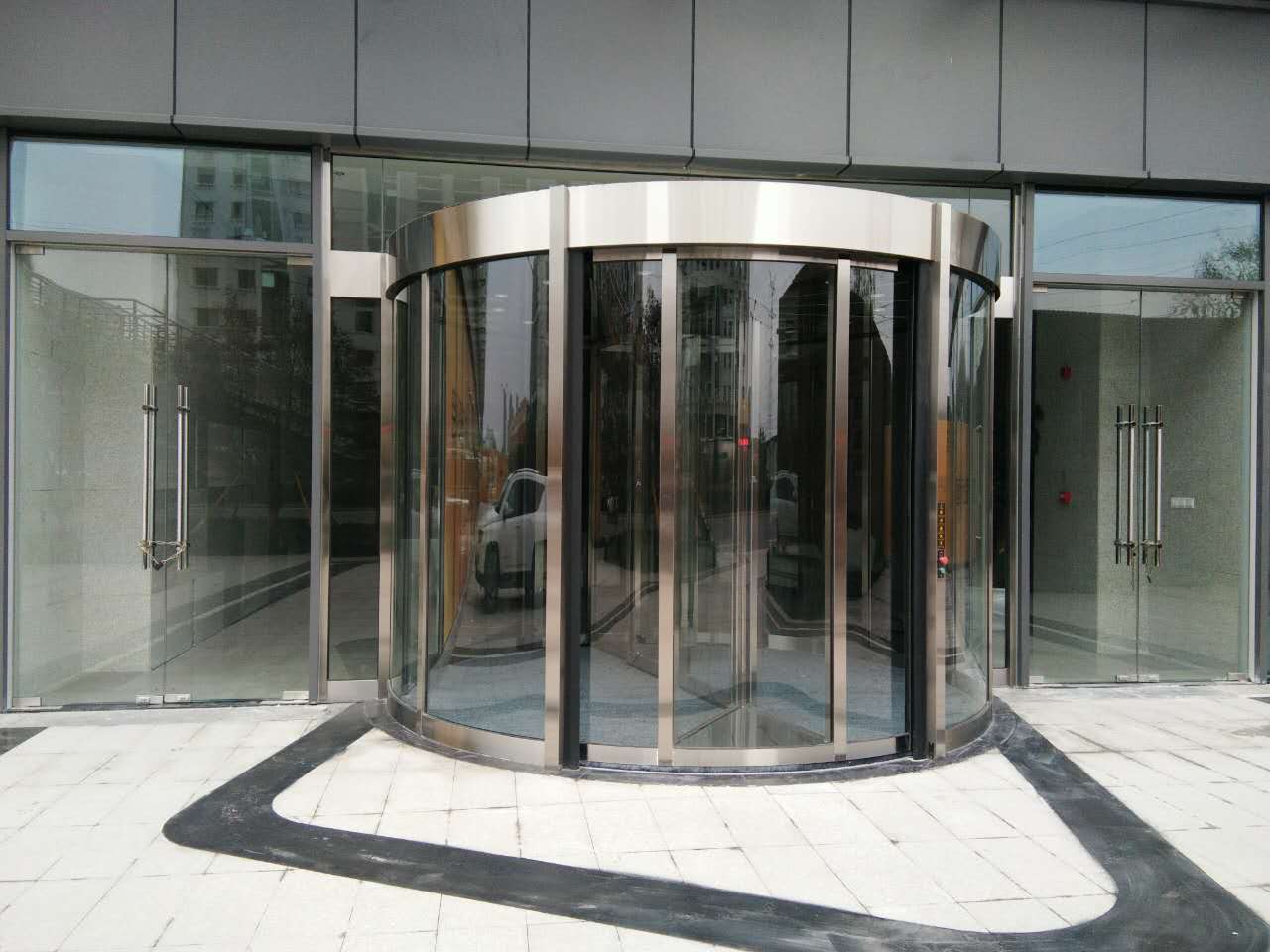 OE-27兩翼旋轉門 現代建筑入口的優雅解決方案