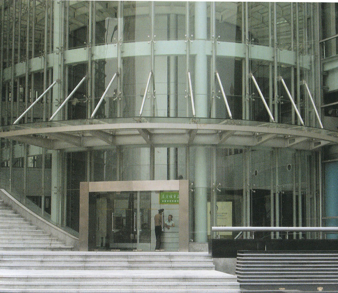 旋轉門與工業門 功能、差異與應用場景解析